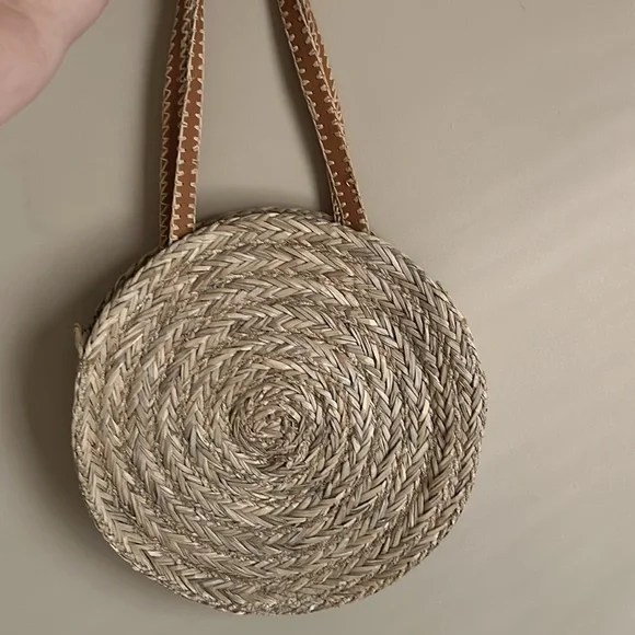 Large handheld straw tote bag (adorable for summer and the beach!!) - Picture 5 of 9